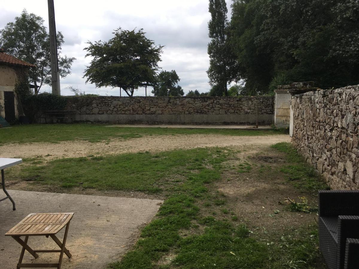 Ferme Gite Equestre En Charente Confolens Bagian luar foto