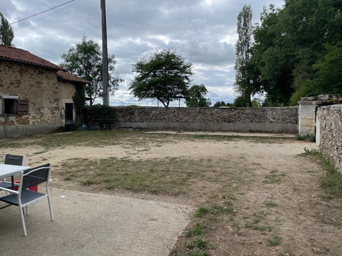 Ferme Gite Equestre En Charente Confolens Bagian luar foto