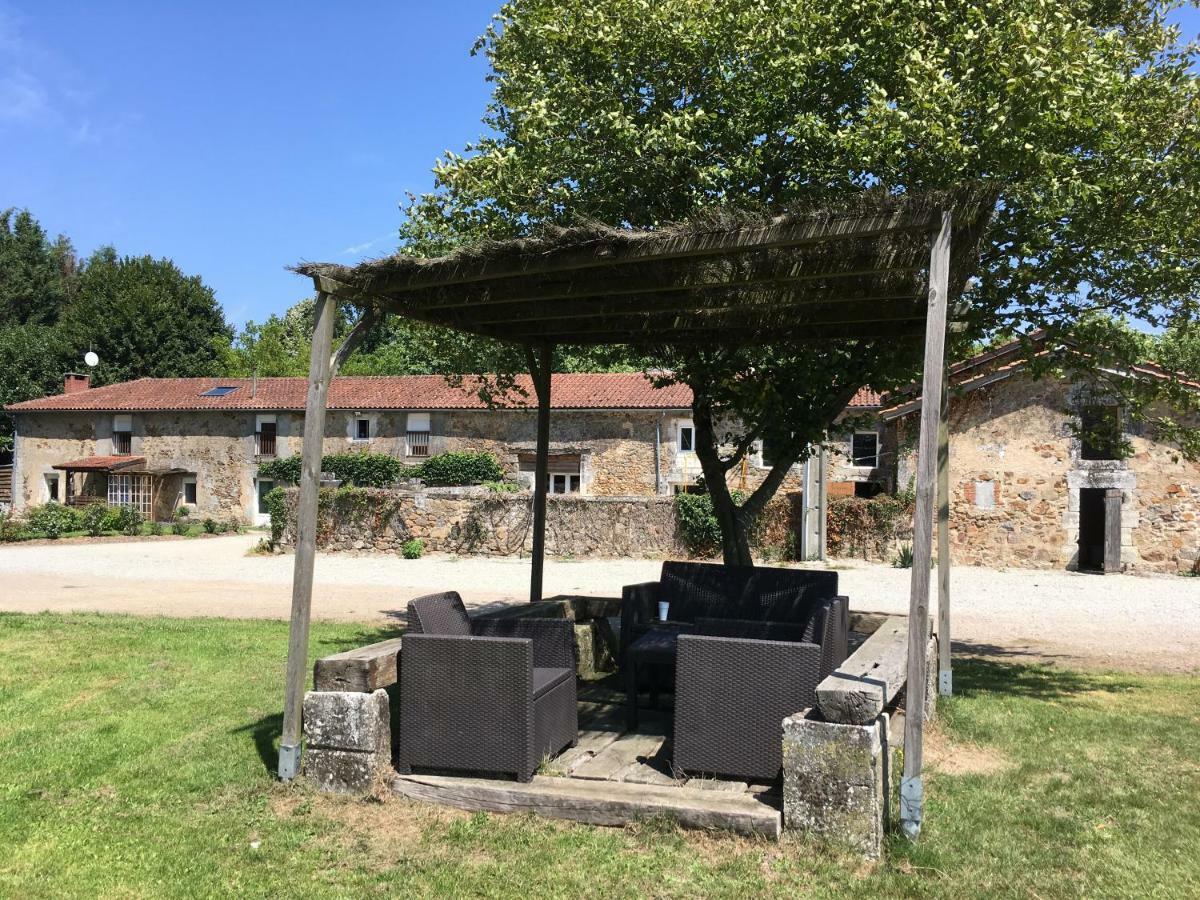 Ferme Gite Equestre En Charente Confolens Bagian luar foto
