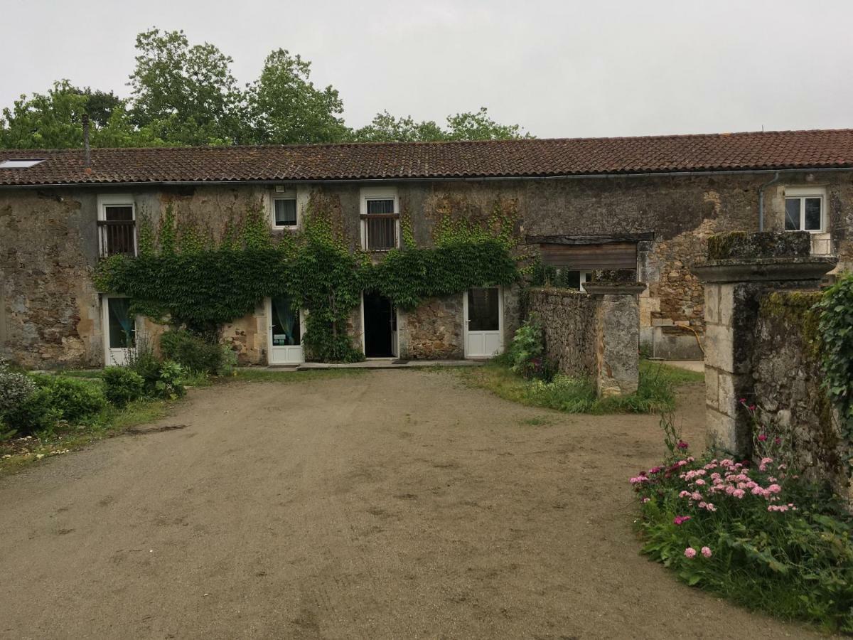 Ferme Gite Equestre En Charente Confolens Bagian luar foto